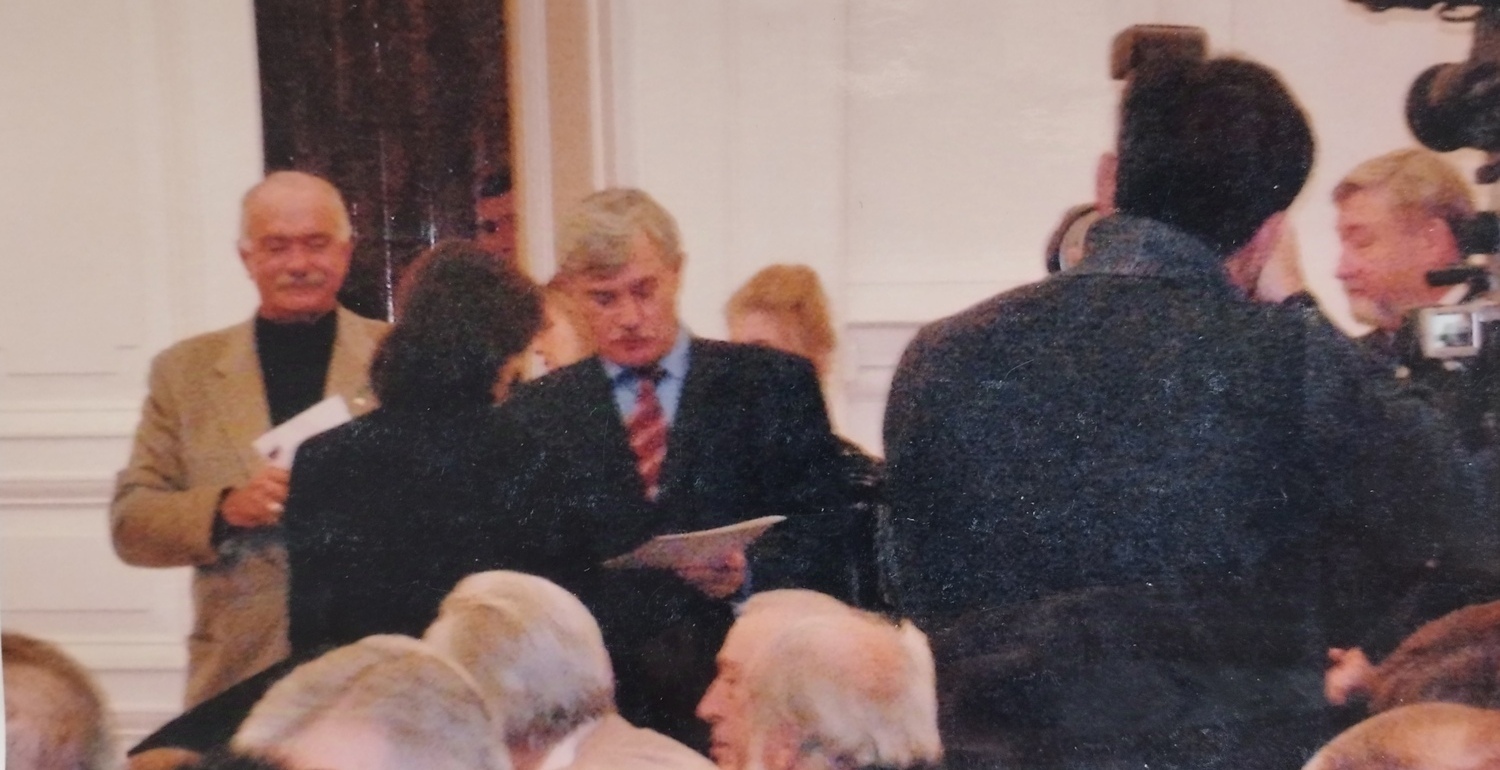 Скульптор Денис Дюднев получает премию в Академии художеств Премия Центрального федерального округа в области литературы и искусства (Российская академия художеств. Москва)