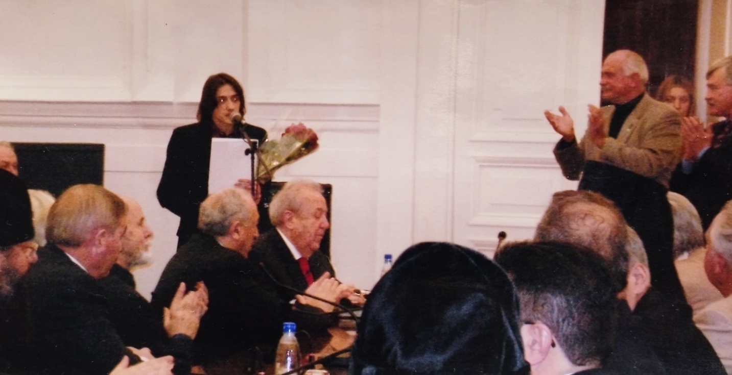 Премия Центрального федерального округа в области литературы и искусства за 2005 год Скульптор Денис Деднев прлучает премию в Академии художеств